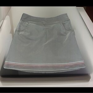 NIKE GOLF SKORT Shorts Side Zip & Pockets On sides & Back Nike Logo & Strips